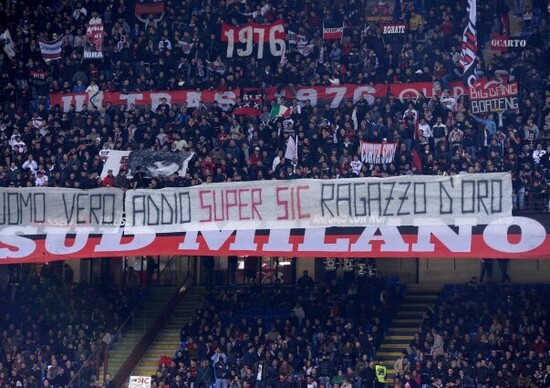 Il Milan a San Siro ricorda Simoncelli Il Milan a San Siro ricorda Simoncelli
