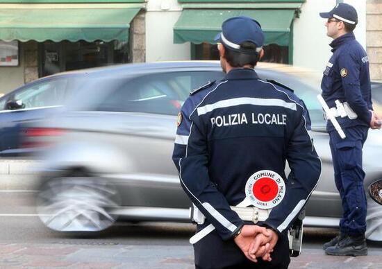 Ubriaco fa accostare i vigili: «Devo multarvi!» Ubriaco fa accostare i vigili: «Devo multarvi!»