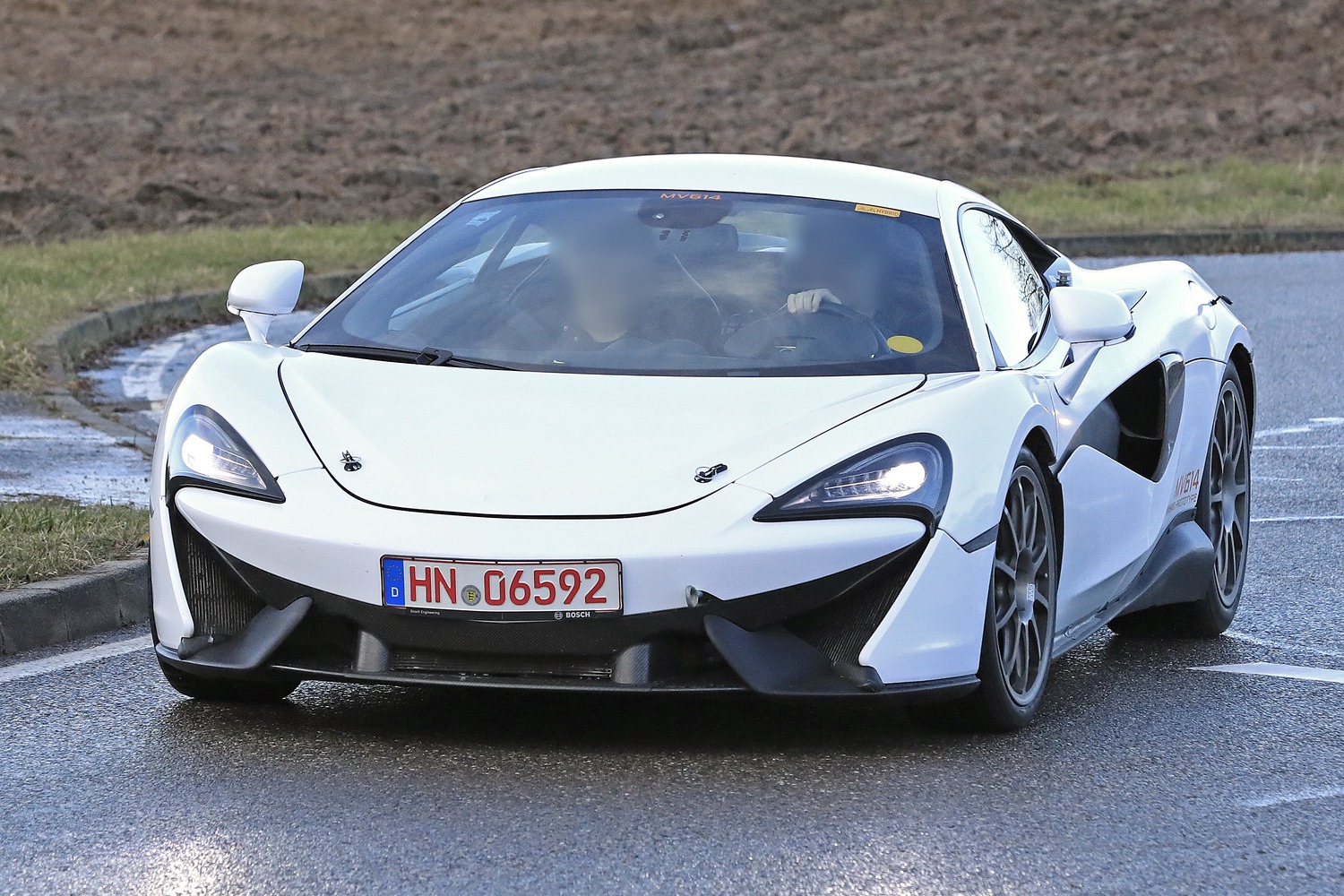 McLaren, le foto spia dell'erede ibrida della 570S