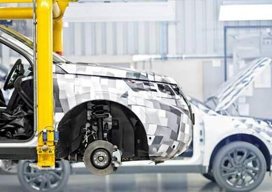 Jaguar Land Rover, tagli alla produzione in due fabbriche nel Regno Unito Jaguar Land Rover, tagli alla produzione in due fabbriche nel Regno Unito