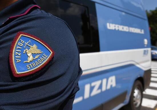 Polizia tenta l'inseguimento, ma l'auto ha 200.000 km Polizia tenta l'inseguimento, ma l'auto ha 200.000 km