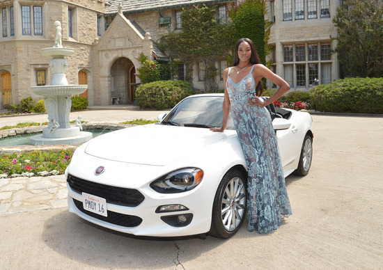 La “Playmate 2016” viaggia in Fiat 124 Spider La “Playmate 2016” viaggia in Fiat 124 Spider