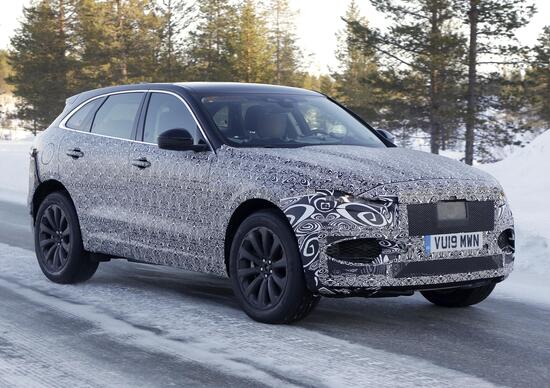 Jaguar F-Pace, foto spia del Facelift (anche SVR) Jaguar F-Pace, foto spia del Facelift (anche SVR)