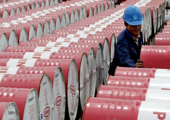Il petrolio crolla del 30% Il petrolio crolla del 30%