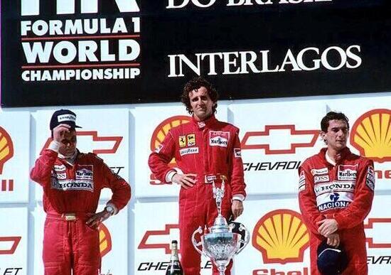 Il podio del 2° GP F1 della stagione, con Prost, Berger e Senna: fanno 32 cilindri in tre