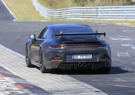 La nuova ala posteriore è...molto evidente e sfrutta un attacco DTM