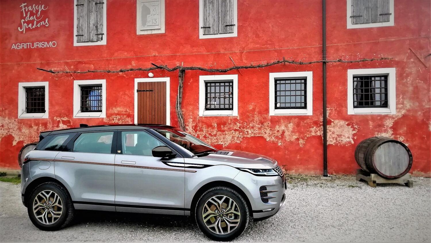 Castagna Evoque WoodFabric: a Milano si personalizza (col legno malleabile) la Range Rover