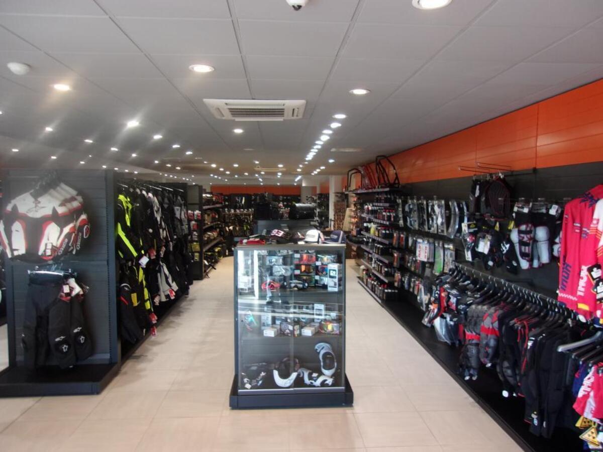 Fase 3, riaprono i negozi di abbigliamento e accessori moto ecco le