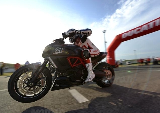 WDW 2012. Bayliss trionfa nella Diavel Drag Race WDW 2012. Bayliss trionfa nella Diavel Drag Race