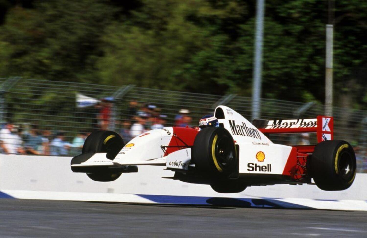 Il celebre salto di Mika Häkkinen ad Adelaide 1993