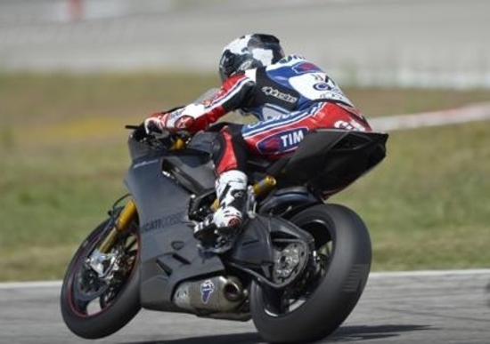 Carlos Checa: 100 giri sulla Panigale. A Ducati chiedo chiarezza Carlos Checa: 100 giri sulla Panigale. A Ducati chiedo chiarezza
