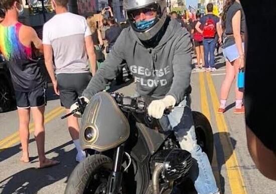 Brad Pitt in moto alla manifestazione per George Floyd Brad Pitt in moto alla manifestazione per George Floyd