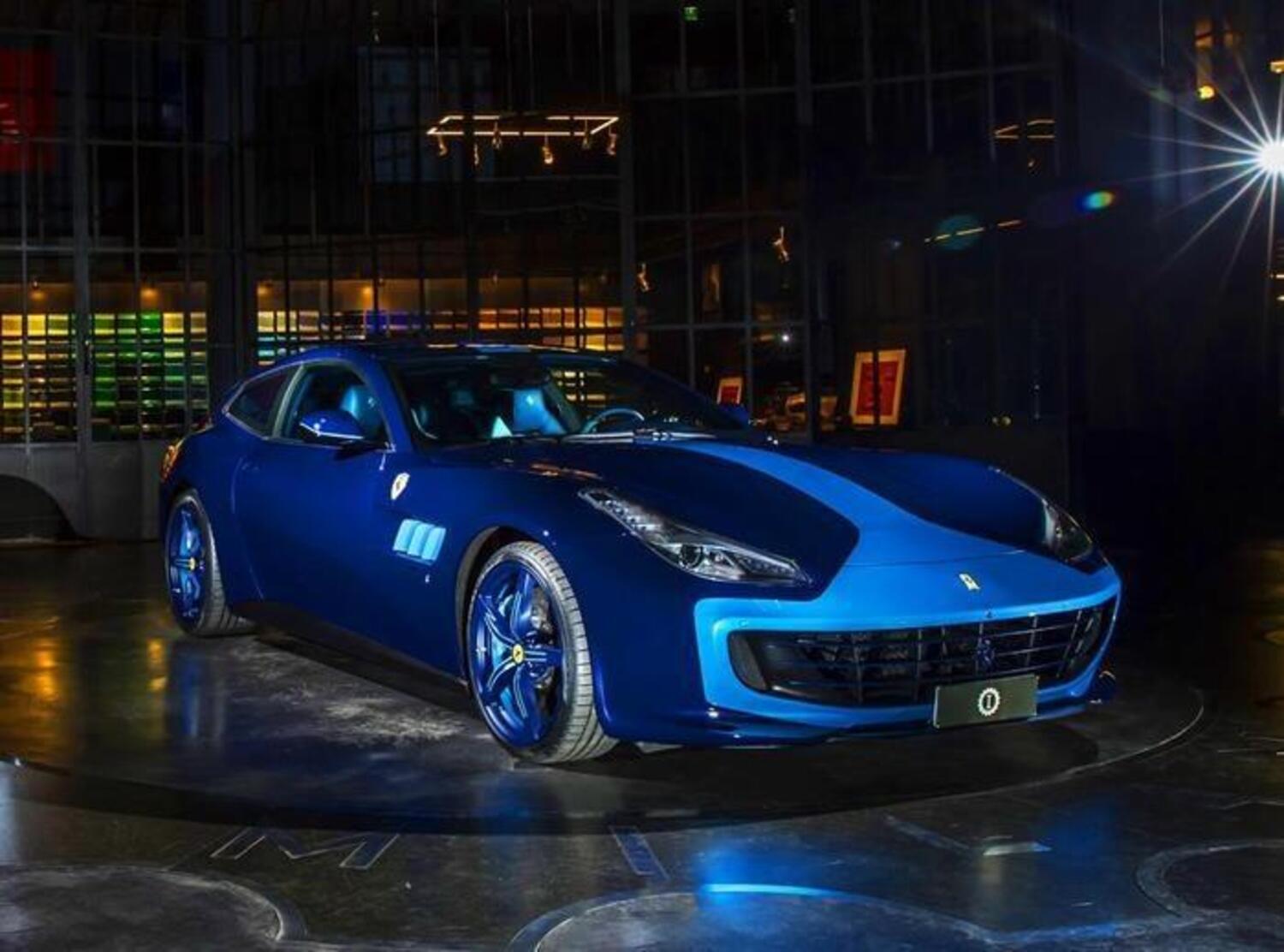Garage Italia, all'asta la Ferrari GTC4Lusso e la Abarth 595 Competizione di Lapo Elkann