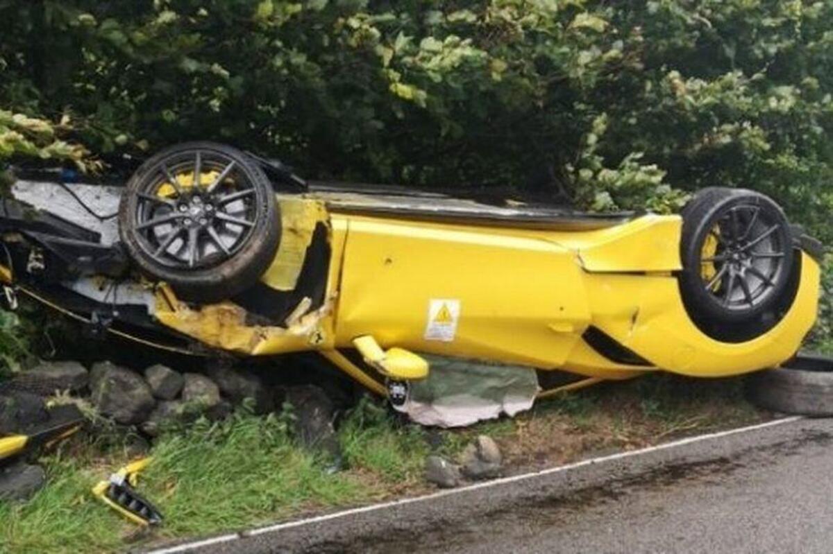 Ferrari 488 GTB si cappotta dopo incidente: supercar distrutta - News -  Automoto.it