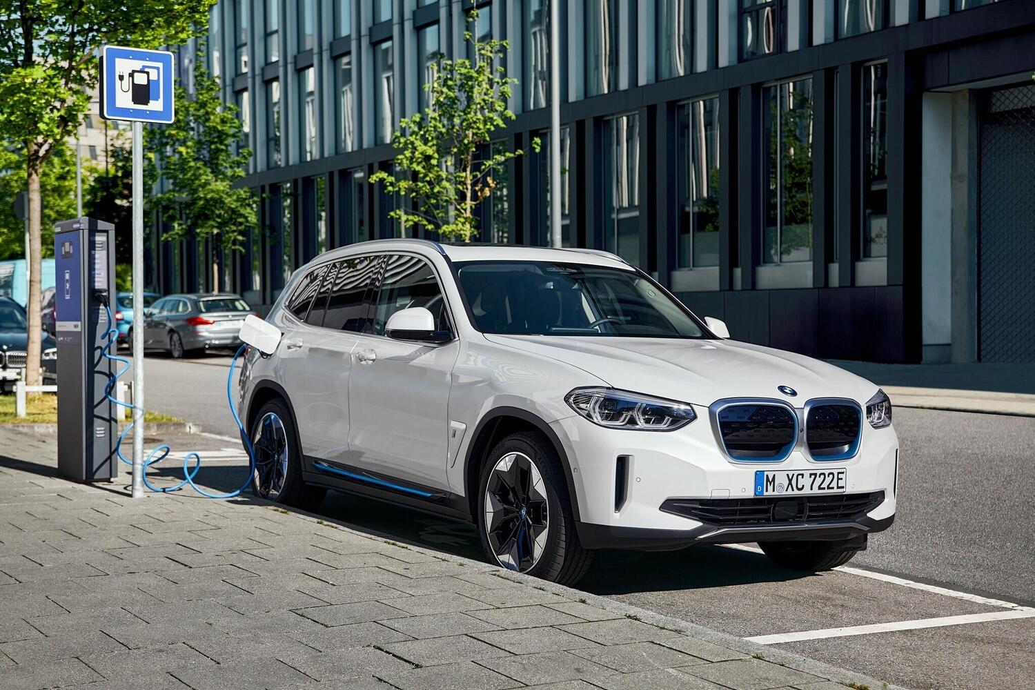 Il BMW iX3 è il primo SUV elettrico di BMW e il primo modello prodotto in Cina