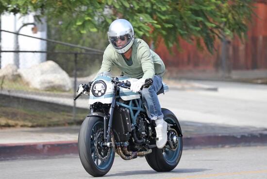 Brad Pitt e un po' di Italia per le strade di Los Angeles! Brad Pitt e un po' di Italia per le strade di Los Angeles!