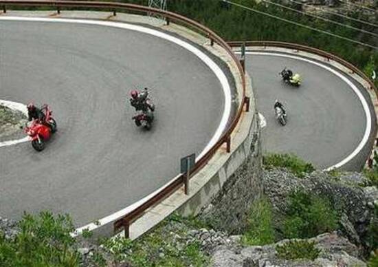 Trentino: in un fine settimana aumentate del 50% le multe ai motociclisti Trentino: in un fine settimana aumentate del 50% le multe ai motociclisti
