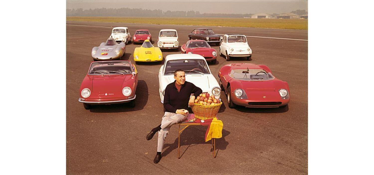 Carlo Abarth con i suoi modelli di metà anni Sessanta