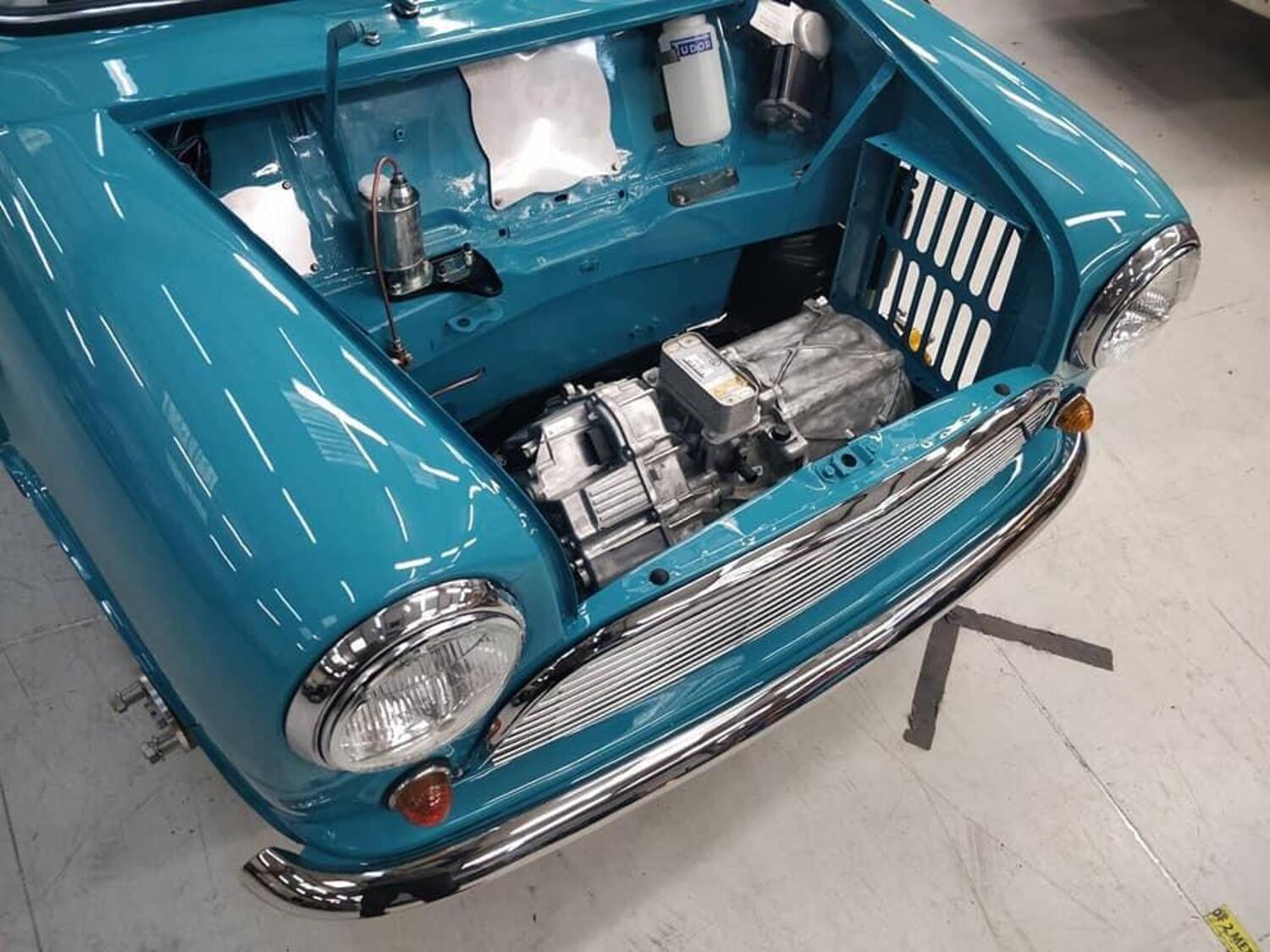 L’incredibile Mini elettrica motorizzata Tesla: 300CV americani per l’inglesina