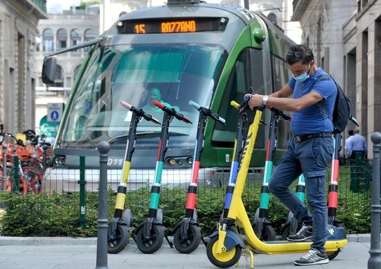Milano. Scatta la rimozione per monopattini e bici in sosta vietata Milano. Scatta la rimozione per monopattini e bici in sosta vietata