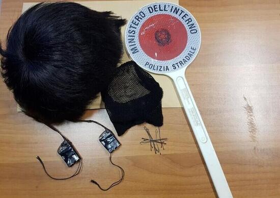 Cellulare sotto il parrucchino all’esame per la patente: 9 misure cautelari e 108 denunce Cellulare sotto il parrucchino all’esame per la patente: 9 misure cautelari e 108 denunce