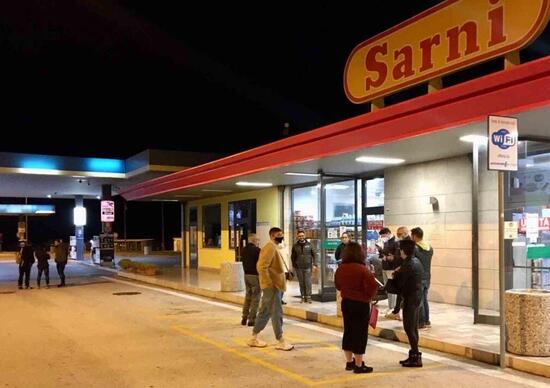 Come aggirare il Dpcm? Festeggiano il compleanno in un’area di servizio sulla A14 Come aggirare il Dpcm? Festeggiano il compleanno in un’area di servizio sulla A14
