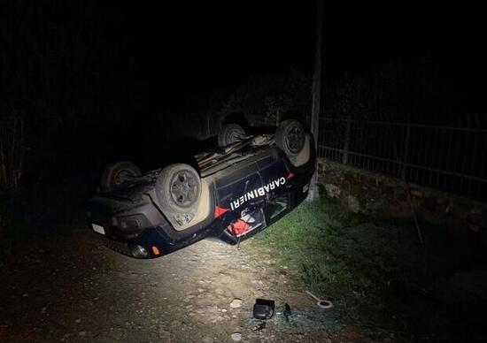 Gli ritirano la patente, noto chef torna con la ruspa e ribalta auto dei carabinieri Gli ritirano la patente, noto chef torna con la ruspa e ribalta auto dei carabinieri