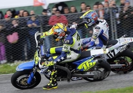 Sic Supermoto Day: Mattia Pasini primo tra i velocisti, quinto Valentino Rossi Sic Supermoto Day: Mattia Pasini primo tra i velocisti, quinto Valentino Rossi