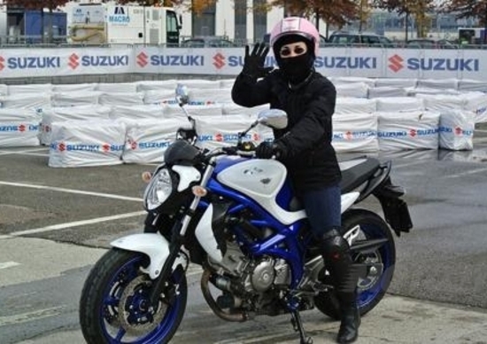 Donneinsella e Suzuki mettono in moto le ragazze Donneinsella e Suzuki mettono in moto le ragazze
