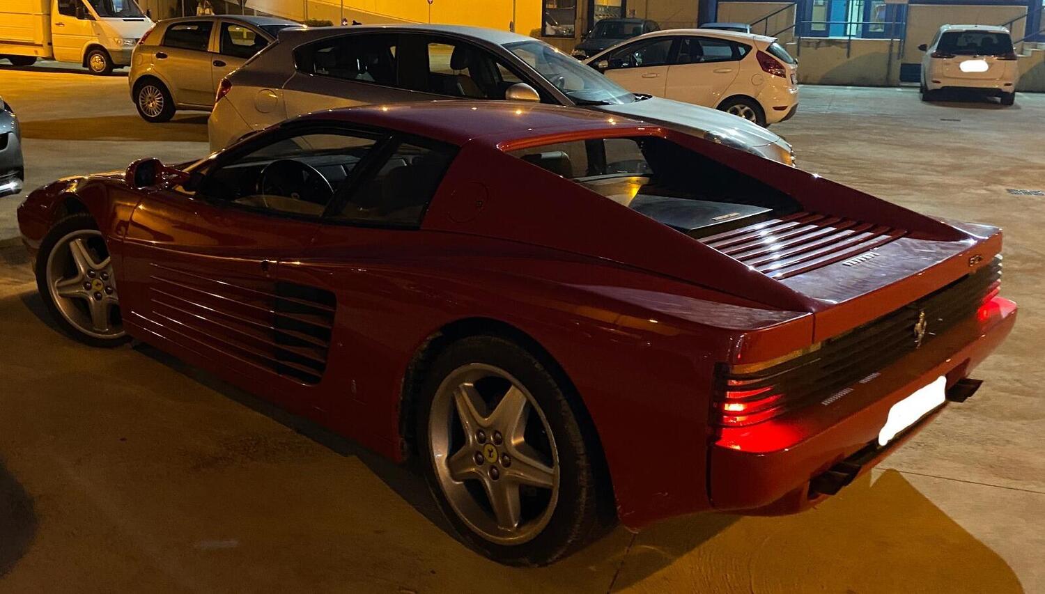 Sotto a teli e legname c’era una Ferrari: ritrovata a Bari la Testarossa da 300.000 Euro rubata a ottobre