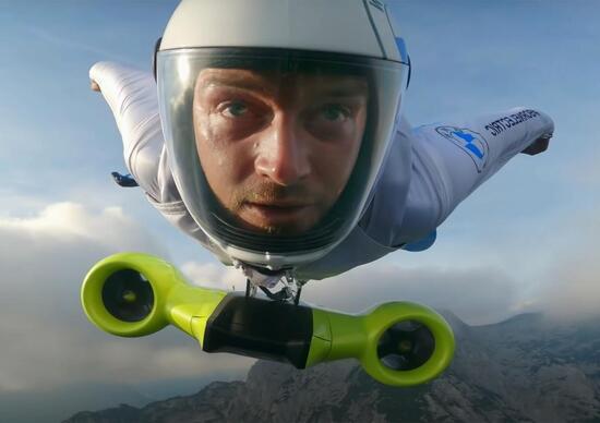 Ecco la tuta alare elettrica da 300 km/h di BMW Ecco la tuta alare elettrica da 300 km/h di BMW