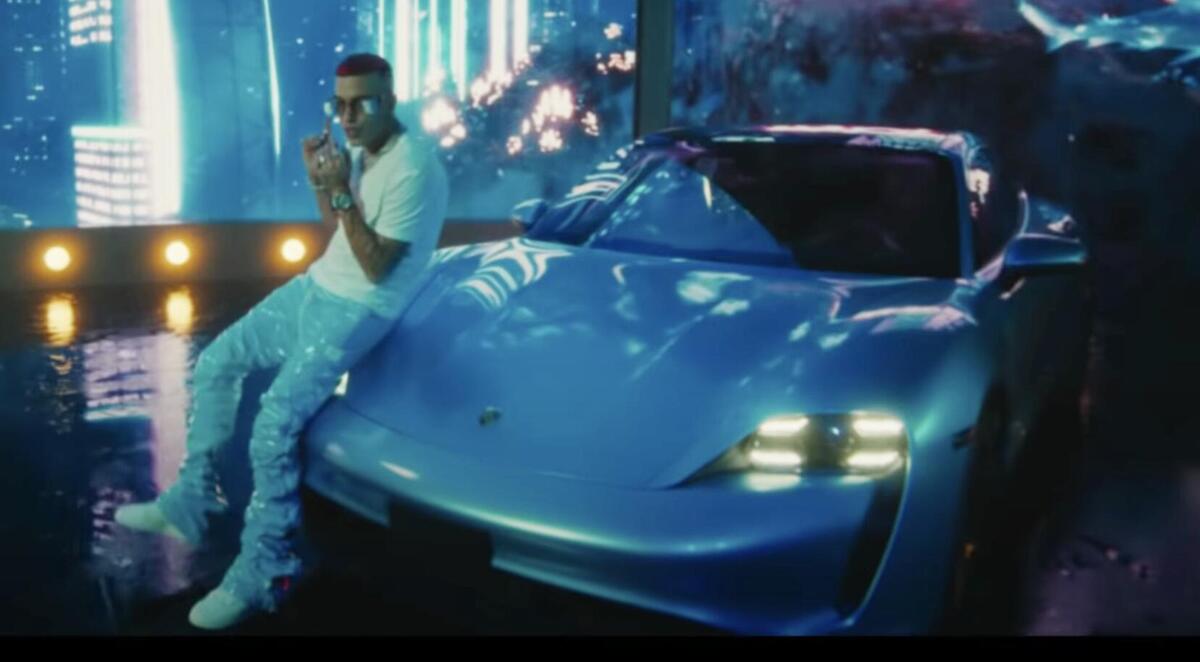 C'è Porsche Taycan nel video "Baby" di Sfera Ebbasta e J Balvin. Ecco