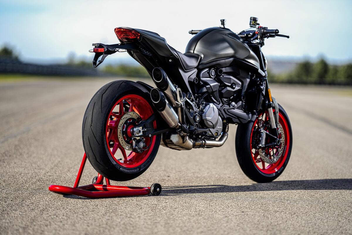 Ducati Monster 937 Plus (2021), prezzo e scheda tecnica - Moto.it