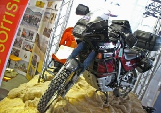 In mostra a Verona l'Honda Transalp donata ai medici della Tunisia In mostra a Verona l'Honda Transalp donata ai medici della Tunisia
