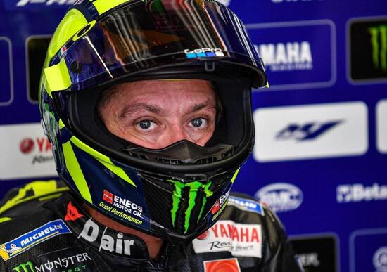 MotoGP. Valentino Rossi accusa: Yamaha in ritardo, manca il coordinamento con il Giappone MotoGP. Valentino Rossi accusa: Yamaha in ritardo, manca il coordinamento con il Giappone