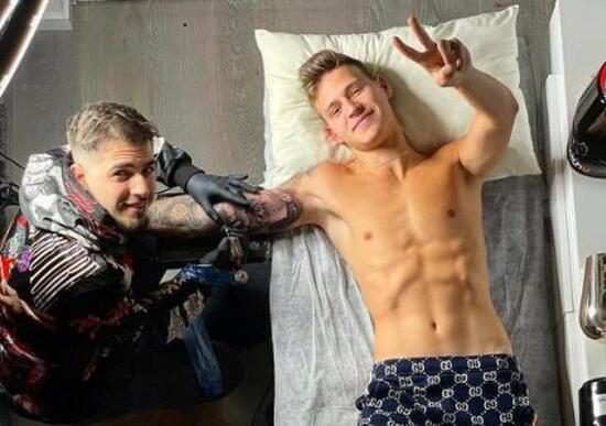 Il nuovo tatuaggio di Fabio Quartararo: la sua esultanza sul podio di Jerez Il nuovo tatuaggio di Fabio Quartararo: la sua esultanza sul podio di Jerez