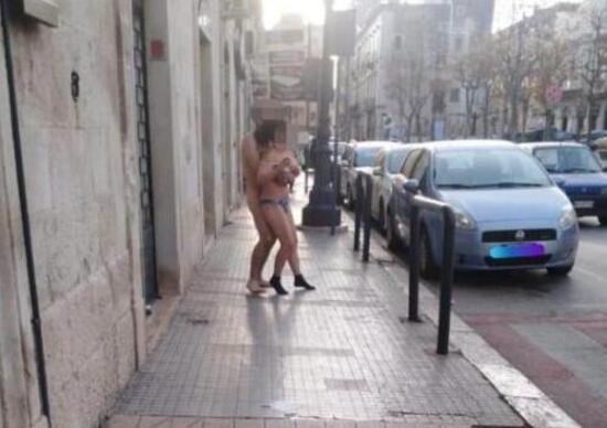 L’assurdo incontro sulle strade di Bitonto: pedoni nudi tra le auto nel traffico [VIDEO]