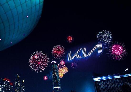Kia presenta il nuovo logo con fuochi d'artificio da record