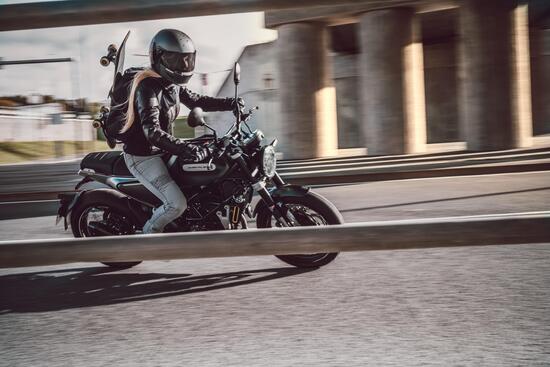 Svelata l'Husqvarna Svartpilen 125: nelle concessionarie a 5.510 euro Svelata l'Husqvarna Svartpilen 125: nelle concessionarie a 5.510 euro