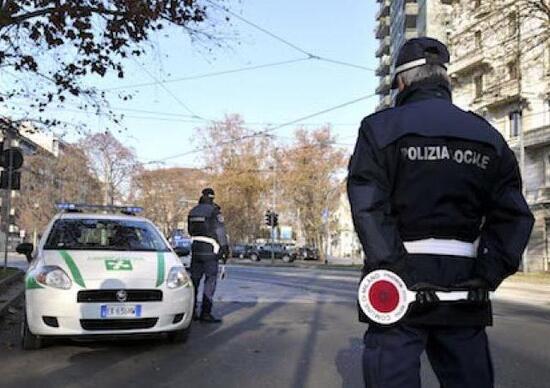 Quindicenne beccato al volante di una vecchia Lancia Lybra. Paga la mamma Quindicenne beccato al volante di una vecchia Lancia Lybra. Paga la mamma