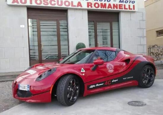 L’autoscuola alternativa: la patente si prende con l’Alfa Romeo 4C (con i doppi comandi) L’autoscuola alternativa: la patente si prende con l’Alfa Romeo 4C (con i doppi comandi)