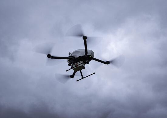 Scooteristi negazionisti? Guai per 50: beccati da un drone allo scooter-raduno in barba al Covid19 Scooteristi negazionisti? Guai per 50: beccati da un drone allo scooter-raduno in barba al Covid19