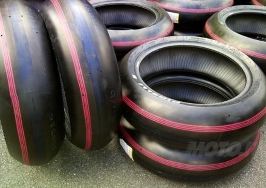 Pirelli festeggia, a Monza, la mamma colorando le gomme da Superpole Pirelli festeggia, a Monza, la mamma colorando le gomme da Superpole