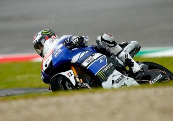 GP del Mugello. Lorenzo il più veloce nelle libere, Rossi a 3 centesimi. Paura per Marquez GP del Mugello. Lorenzo il più veloce nelle libere, Rossi a 3 centesimi. Paura per Marquez