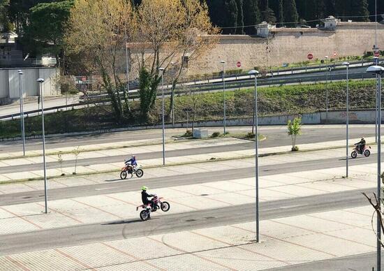 Ancona: gare di impennate in moto e scooter nel park del cimitero, in barba al Covid19 Ancona: gare di impennate in moto e scooter nel park del cimitero, in barba al Covid19