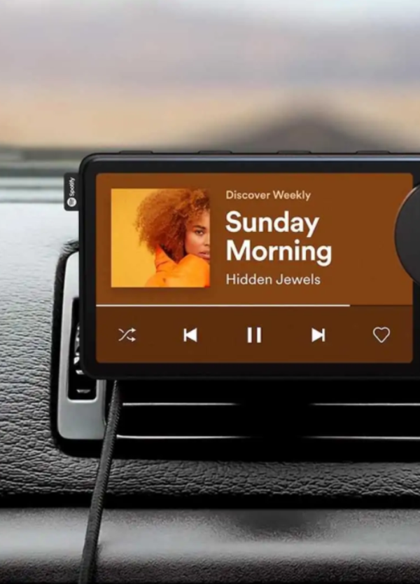 Spotify, che fai? La piattaforma di musica lancia un nuovo dispositivo per auto… totalmente inutile