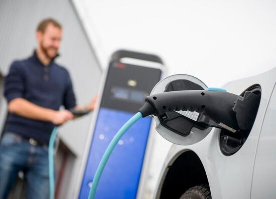 L’uomo non sarebbe sbarcato sulla Luna con l'UE al posto di Kennedy: Bosch contro le politiche pro auto elettrica L’uomo non sarebbe sbarcato sulla Luna con l'UE al posto di Kennedy: Bosch contro le politiche pro auto elettrica