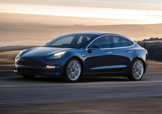 Alfa Romeo Giulia battuta da Tesla Model 3: l’elettrica è la miglior berlina di fascia premium del 2021 Alfa Romeo Giulia battuta da Tesla Model 3: l’elettrica è la miglior berlina di fascia premium del 2021