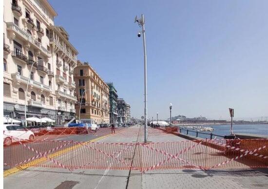 Sbandano per evitare un animale e finiscono contro un palo. Chiuso un tratto di lungomare a Napoli Sbandano per evitare un animale e finiscono contro un palo. Chiuso un tratto di lungomare a Napoli