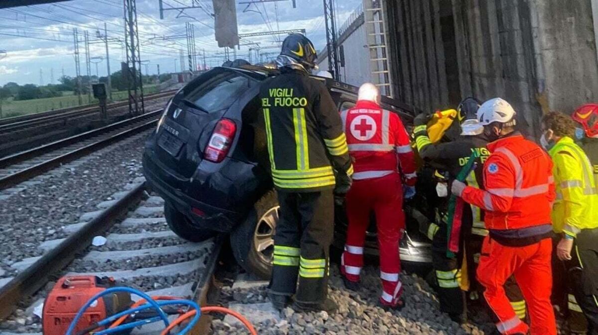 San Donato Milanese Precipita Con L Auto Dal Cavalcavia E Finisce Sui Binari Dell Alta Velocita News Automoto It